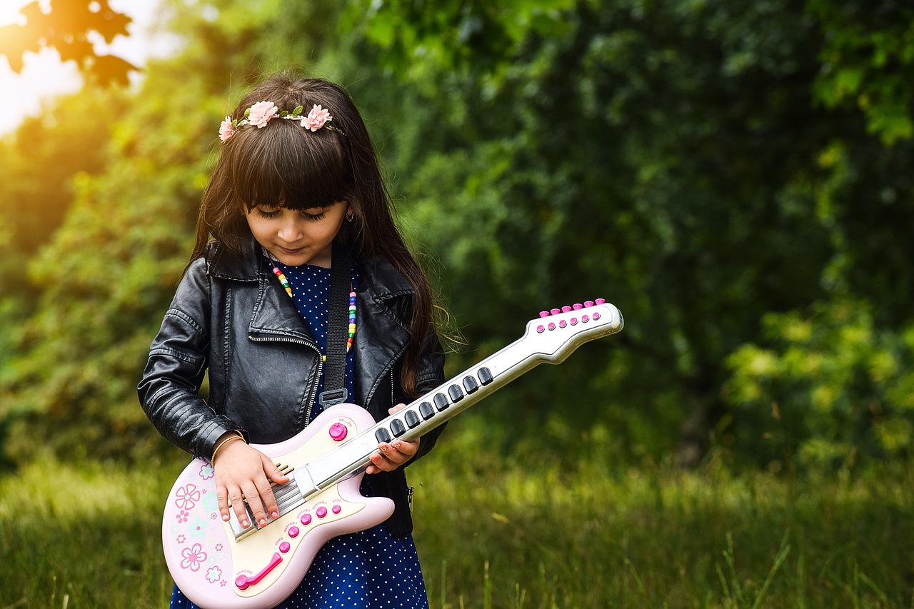 You are currently viewing Comment donner des cours de guitare à un enfant a paris ?